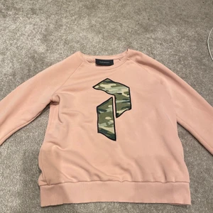 Peak performance tröja - Säljer denna peak performance tröja pågrund av att den inte kommer till användning längre! Storlek XS men passar även S. Nypris 700! Pris kan diskuteras 😊