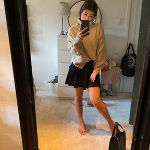 Stickad tröja  - En stickad tröja från HM i storlek S! Jätte fin till våren med en kjol! Bra kvalite dessutom! Frakt tillkommer på 62 kr! 