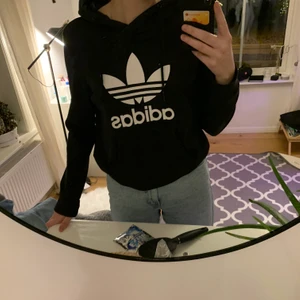 Adidas hoodie - Säljer min svarta Adidasoriginals hoodie i strl S. Den har en stor luva och fickor. Har tappat plasten på ena av snörena därav priset. Köpte den för 700kr och säljer för 80kr+frakt🌸