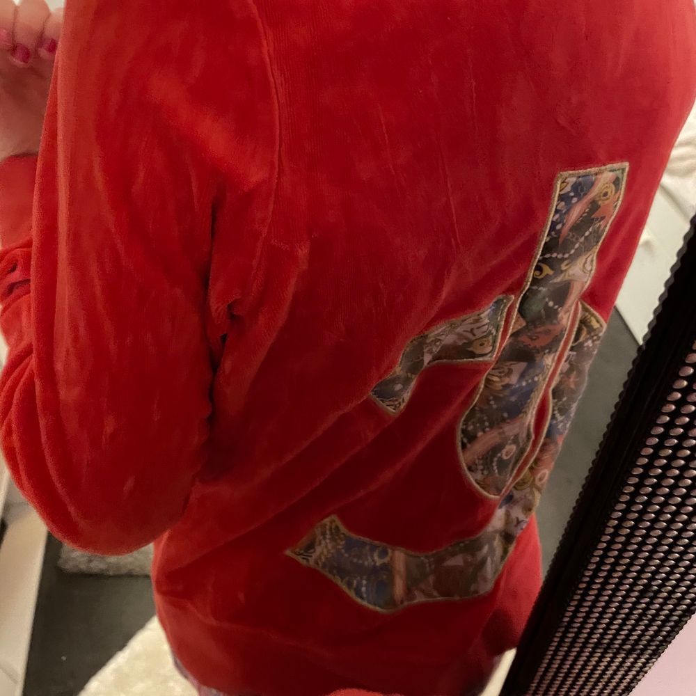 💖ÄKTA💖ni kan skicka bilder så kan jag visa äkthetsbevis om det skulle behövas haha❤️säljes pga inte min färg på kläder riktigt!🥴🥰väldigt vintage o så! Orange/röd sammetstyg (superskönt!!) och detaljerade bokstäver bak!☺️Inga skador vad jag kan se!👍Jag har storlek 34 men denna är 36 o passar mig perfekt!💖spårbar frakt på 63kr kan nog gå o fixa om så önskas!👍vid fler intresserade blir det budgivning!❤️. Huvtröjor & Träningströjor.