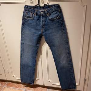 Raka levis jeans i bra begagnat skick. Små slitningar på fickorna bak men inte hål, läder lappen är lite sliten men i övrigt väldigt bra skick. Pris kan diskuteras vid snabb affär 
