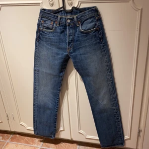 Levis jeans  - Raka levis jeans i bra begagnat skick. Små slitningar på fickorna bak men inte hål, läder lappen är lite sliten men i övrigt väldigt bra skick. Pris kan diskuteras vid snabb affär 
