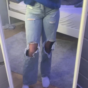 Trendiga mom jeans! - (Lånad bild)Säljer dessa skit snygga jeans efter som dem inte kommer till användning längre, använt dem 2-4 gånger så dem är i väldigt bra skick!💓 Köpt dem här på plick ifrån en tjej och dem är ifrån H&M från början. Dem har väldigt stora och fina slitningar!💓Vilket jag älskar!!💓Sitter värkligen parfekt på mig som är en 34 om inte stoleken under!💓Skriv om ni har några frågor..💓Först till kvarn.💓Buda på!
