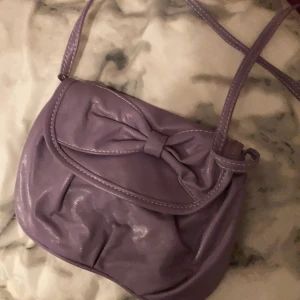 lila väska - liten axel väska, inte använd, ny köpt<3