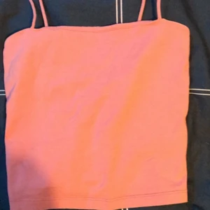 Fint linne ifrån Ginatricot - Säljer ett fint linne ifrån ginatricot🤍 Den är i stolek S , säljer för 20kr + 11kr frakt🤍⚡️