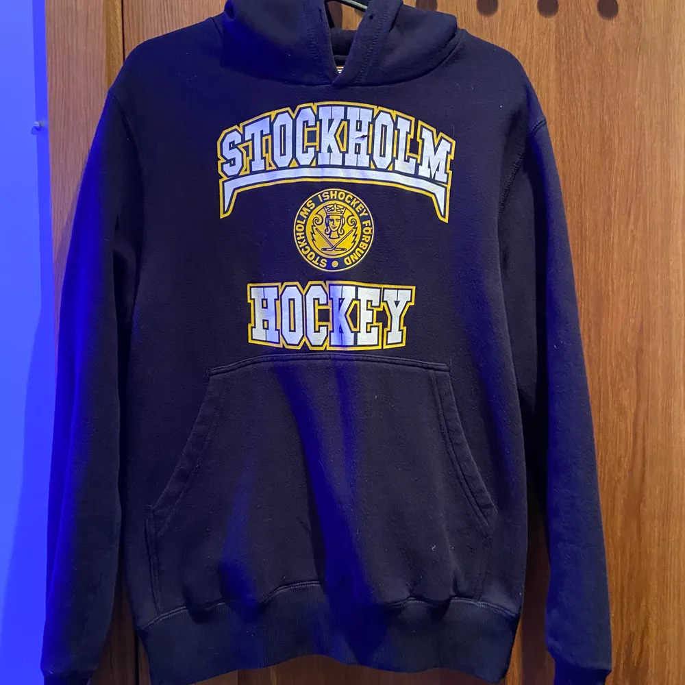 Stockholm Hockey Hoodie. Fin & skön marin blå hoodie😁. Tröjor & Koftor.