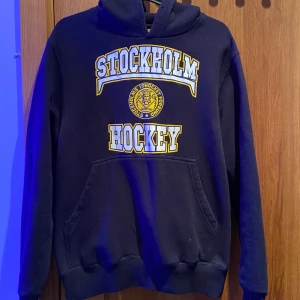 Stockholms Hoodie - Stockholm Hockey Hoodie. Fin & skön marin blå hoodie😁