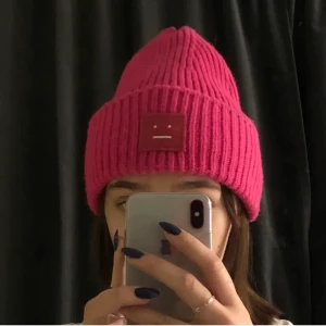 Acne mössa💓 - Säljer min fina äkta acne mössa. Köpt 2019 och inte andvänd många gånger. Condition 8/10.                                 Högsta bud just nu:600 så buda över eller köp direkt för 620.💓