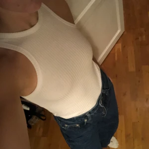 Trendigt linne från HM - Linne från HM med Lodrät ribbning. Säljer pågrund av för liten för mig. Använt 2 gånger