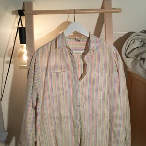 Flerfärgad skjorta  - Flerfärgad skjorta i pastellfärger. Väldigt fin passform och i perfekt skick