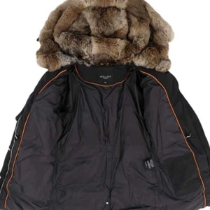 Hollies vinterjacka - Snyggaste varmaste vinterjackan🥰 Supervarm och perfekt nu till varmare tider. Endast använd fåtal gånger😊 Härligaste luvan med päls😍        originalpris 4500kr. Skickar fler bilder om det önskas😊