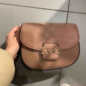  - väldigt fin väska för 250, aldrig använd tyvär!! köparen står för frakten