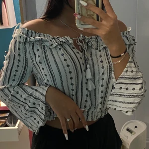 H&M divided  - Offshoulder tunn magtröja, svart vit med mönster , bra skick och väldigt skön 🖤
