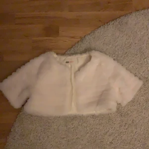 H&M en kofta i strl 140 - En fin kofta som är alldeles för liten för mig och har aldrig kommit till andvändning.(Frakt är medräknat i priset)Hör av er vid intresse🤍