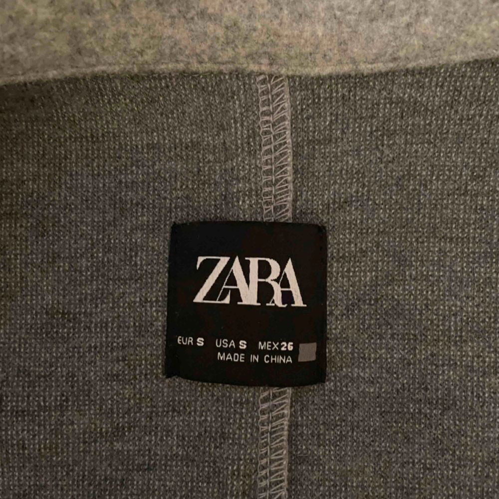 Grå kappa från Zara i storlek S✨ Den når till knäna och har en tajtare passform, den har fickor och håller värmen bra fast den är tunn. (Jag är 1,77) . Jackor.