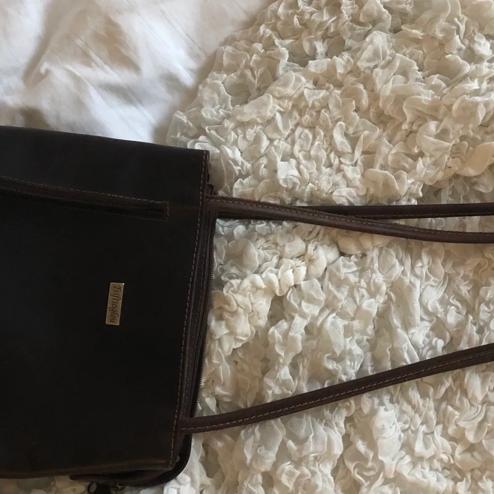 Kollar intresset på denna mörkbruna secondhand väska, fint skick🤍Köpt för 200 kr i en secondhandbutik men är handgjord i Grekland🤎. Väskor.