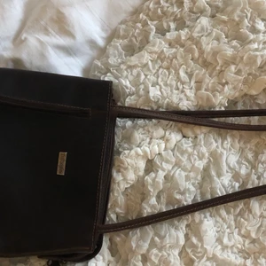 Mörkbrun väska - Kollar intresset på denna mörkbruna secondhand väska, fint skick🤍Köpt för 200 kr i en secondhandbutik men är handgjord i Grekland🤎
