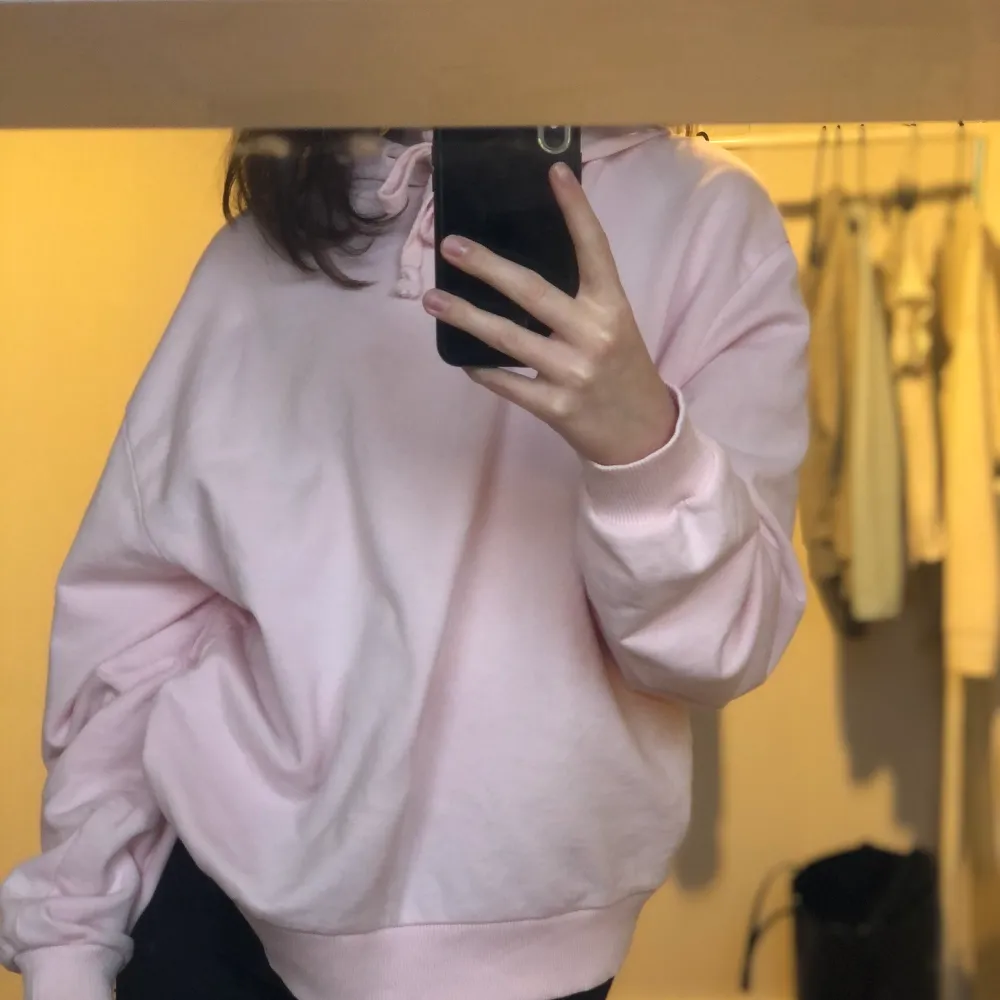 En skön hoodie från na-kd💗Den är mer rosa i verkligheten än på bilden💗. Hoodies.