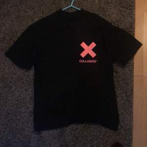Snygg oversize T-shirt från Collusion. Är i storlek XS men passar mer som en oversize S. Köparen står för frakt<3