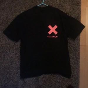 Svart oversize T-shirt  - Snygg oversize T-shirt från Collusion. Är i storlek XS men passar mer som en oversize S. Köparen står för frakt<3