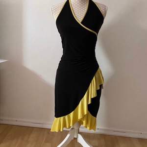 svart / gul klänning i y2k stil som passar strl S/36 