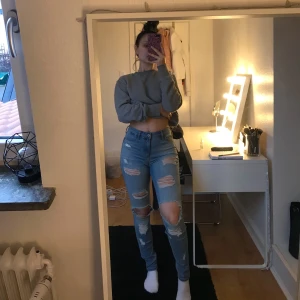Hollister jeans  - Blåa hollister jeans med hål. Använd ett par gånger. Frakt ingår i priset 🤍✨