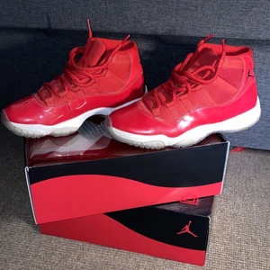 Jordan 11 "WIN LIKE 96"  - Jordan 11 köpte från footlocker när dem släpptes och skorna är i bra skick (8/10) samt lådan (10/10) dem är storlek 41 och säljer dem för 1500kr! Skorna är lite creasade vid jumpan loggan