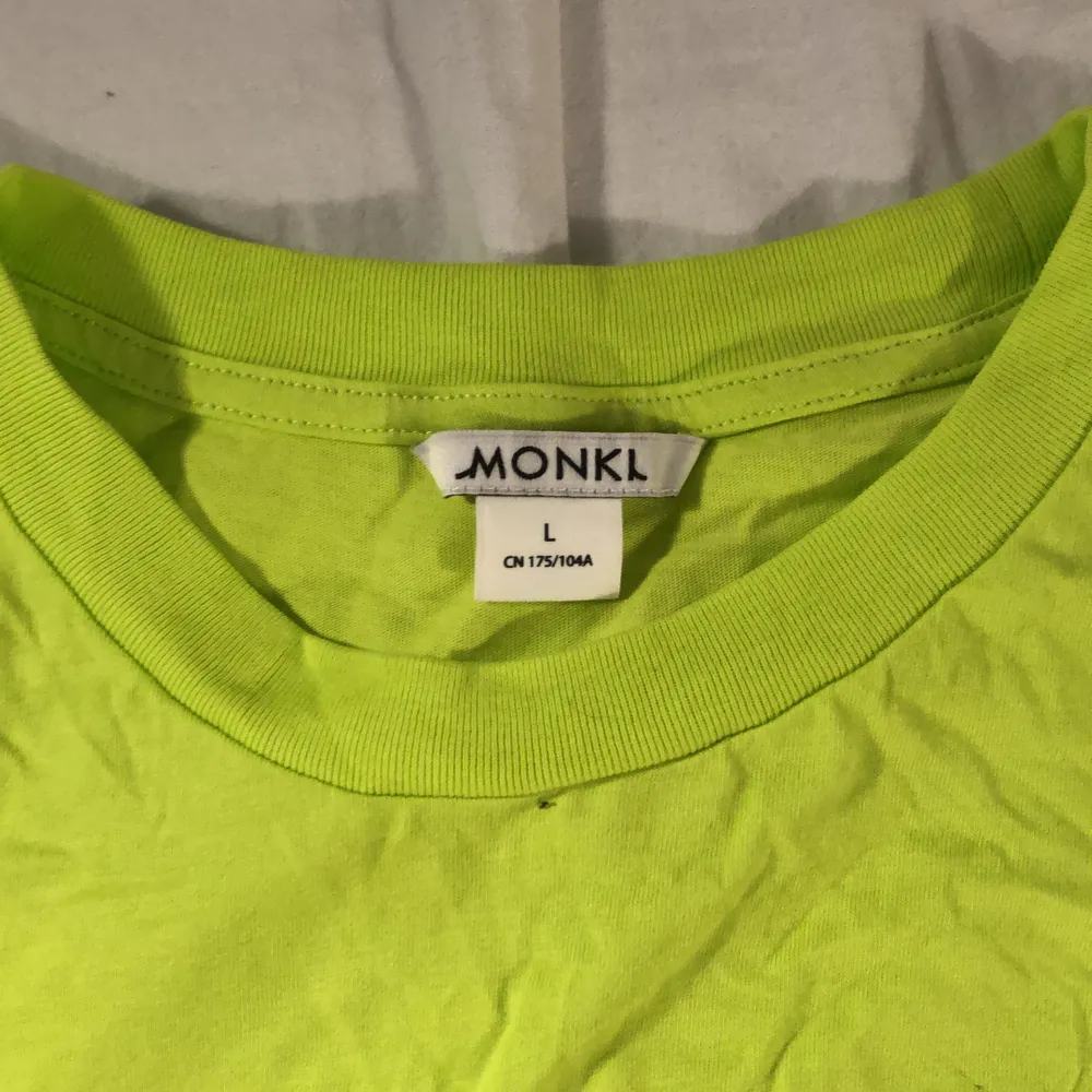 Säljer min neongröna tröja jag aldrig använt, helt i ny skick :) köparen står för frakten <3. T-shirts.