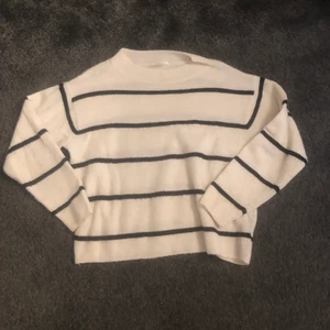 tröja  - jättegullig stickad tröja från hm, storlek xs men passar både xs och s. 