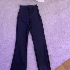 Skinnbyxor - Säljer mina skinnbyxor ifrån Gina. Dem är otroligt fina och endast använda en gång. Dem är en lite rakare/flare passform och säljer den för att dem är för små.
