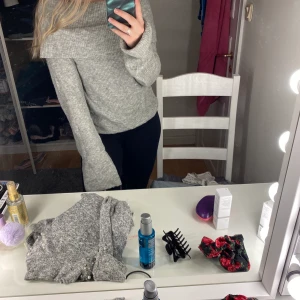 Stickad off shoulder tröja bikbok - Hej säljer min gråa off shoulder stickade tröja från BIKBOK st S. Knappt använd, inga fläckar eller skador. (Köparen står för frakt