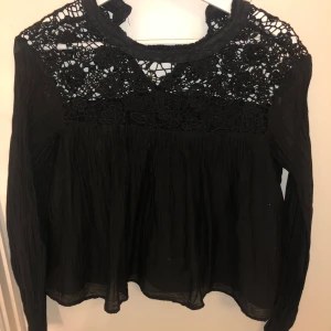 Fest topp - Svart topp med spets upptill från Tessie