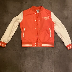 Collage jacka! - Säljer denna tunna collage jackan från crocket i storlek M! (Passar S) 