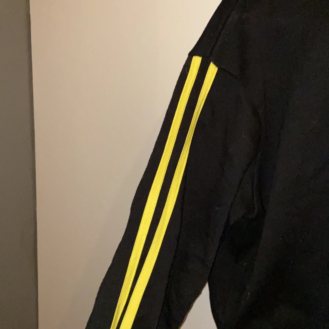 Svart och gul hoodie - 90