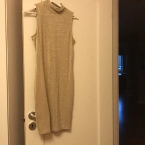 glittrig guldklänning - glittrig guldklänning från Gina tricot , använt Max 3 gånger, i storlek M