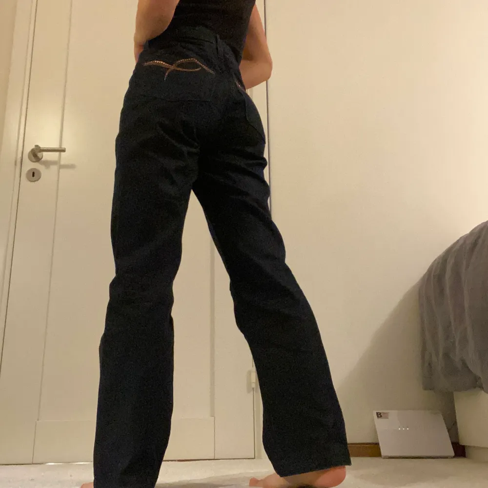 Mörkblå jeans köpta second hand. Så snygga och i fint skick men tyvärr för stora för mig! Innersöm: 73 cm, midja: 76 cm, höft: 96 cm.. Jeans & Byxor.