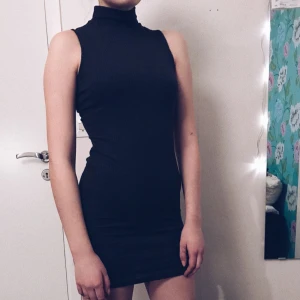  - Ribbad, tight klänning med polo. Framhäver former fint! Köparen står för frakt✨