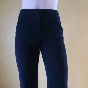  - Supersöta byxor med utskurna blommor längst ned! Köpta second hand och inte använda mer än ett par gånger✨ Köparen står för frakten! 