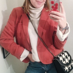  - SÅ snygg laxrosa jacka i mockaliknande tyg!! 