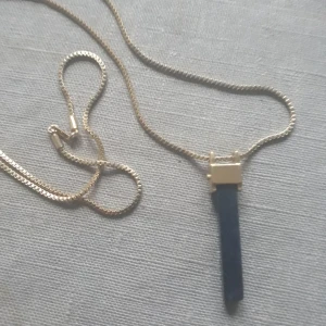  - Halsband från pilgrim. Använt en gång , som nytt! Nypris 299 kr. 