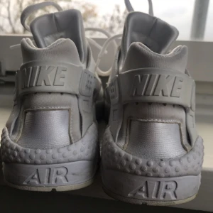  - Säljer mina underbara nike huarache's pga tyvärr lite för små för mig. Strl 38 men känns mer som 37 då de är rätt smala/små i storleken. 