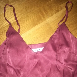  - Helt oanvänt silkes linne från NAKD i färgen röd, Superfin till jul, var dock för litet på mig och hann inte returnera det. 