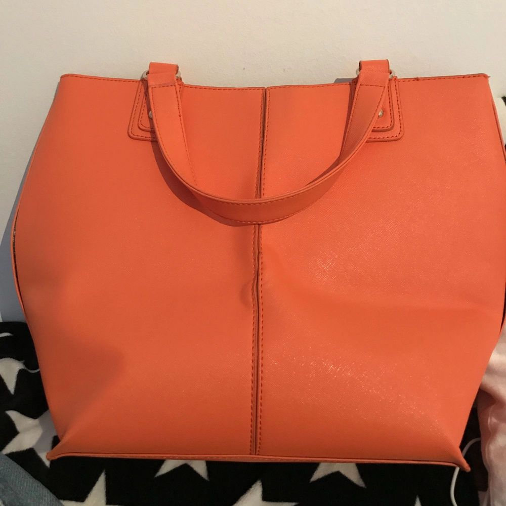 En jättefin orange handväska som är använd sparsamt. Väskor.