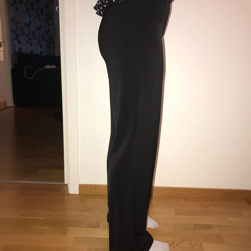 Snygga utsvänga kostymbyxor ifrån Bikbok, skitsnygga!! Aldrig använda på grund av för stora i storleken. Inköpspris 300kr  . Jeans & Byxor.