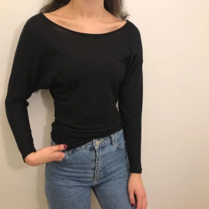  - Svart tröja som är pösig upptill och tight nertill (se passform på bild 1 och 2). Tröjan är i storlek XS men passar även en S. Hämtas i Uppsala eller fraktas till önskad adress 🌹