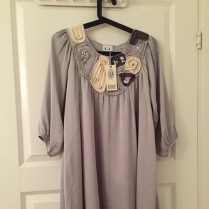  - Jättefin fest klänning. Oanvänd! Helt ny med lapp. Nypris 600 kr. 