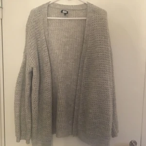  - Stickad ljusgrå kofta från BIK BOK, använd ett fåtal gånger jätte fin till hösten 