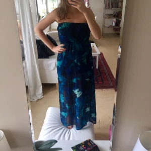  - Fin sommarklänning med slits. Endast använd 1gg. Frakt ingår.
