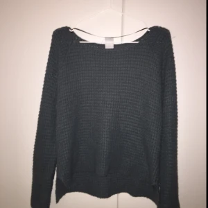  - En stickad tröja från vero Moda. Fint skick. Kamouflage grön färg och jättefin nu till hösten. 