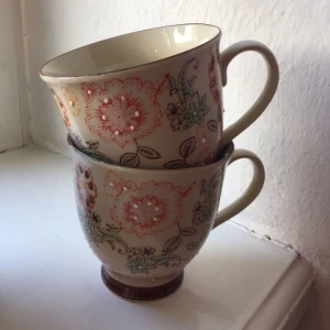  - Två koppar/muggar 50 cl från Åhléns märke Posada, är en serie. Ord. Pris 99 kr per mugg. Två för 150 kr. I fint skick. Hela och rena utan något märke. 